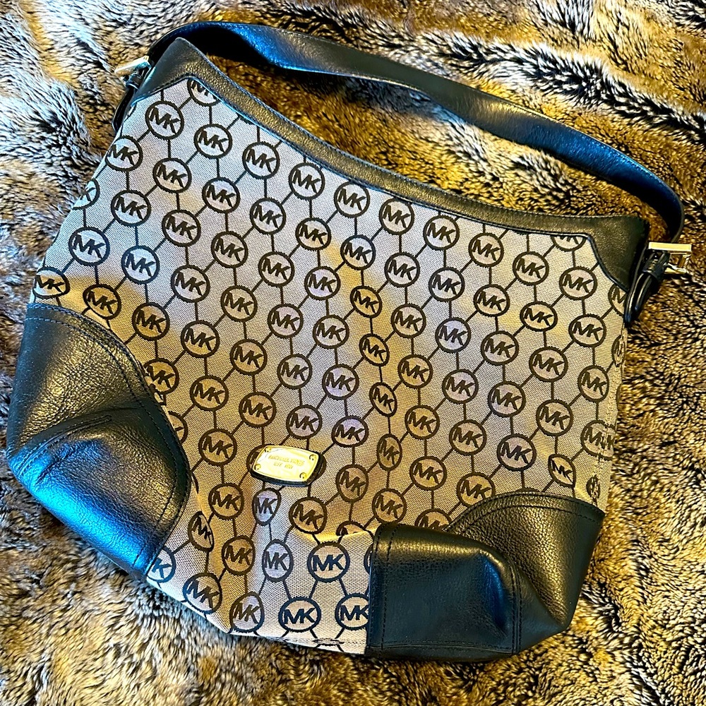 Excellent Used Condition Michael Kors Purse